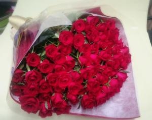 70歳のお祝いに...赤バラ70本！「フラワーセンター宇和島」（愛媛県宇和島市の花屋）のギャラリー写真